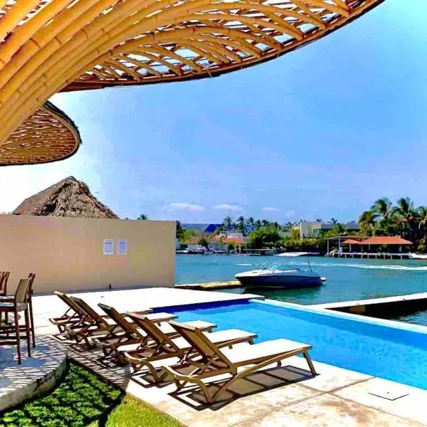 Departamento para 6 vista al mar con alberca y embarcadero, hotel in Conchal