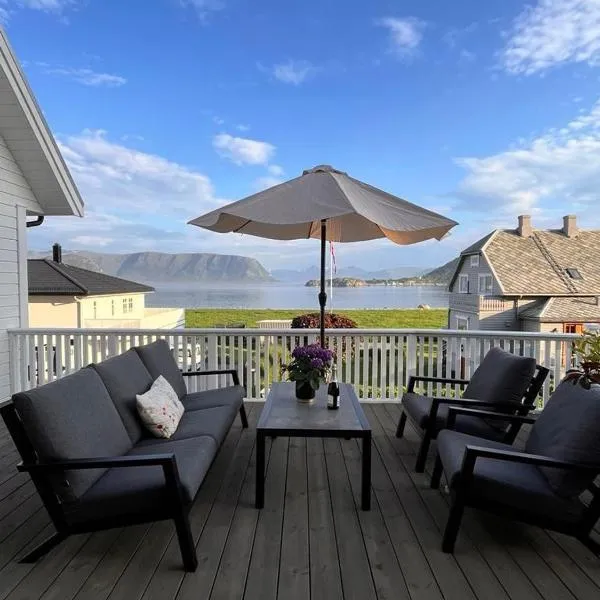 Cozy house with sea view, hotel di Havsteinen