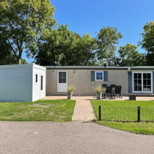 Cozy chalet near beach, dune and forest, hotel in Goedereede