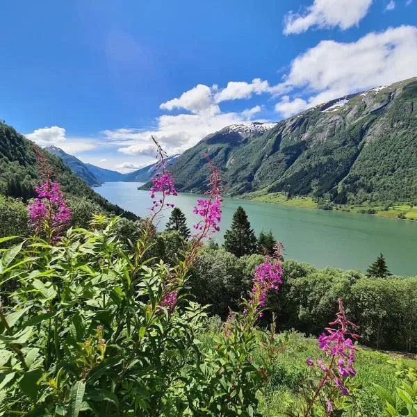 Over the Fjord, hotel in Leikanger
