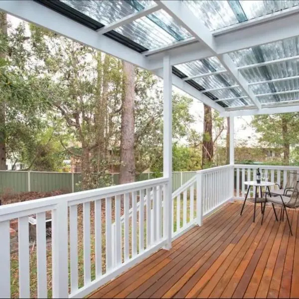 Cosy retro styled bungalow, hotel v destinaci Narrawallee