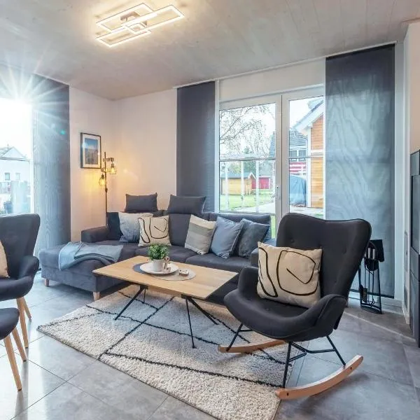 5 Sterne Ferienhaus Ostseetraum - 50m zum Strand - Ladestation für E-Auto, hotel in Fuhlendorf