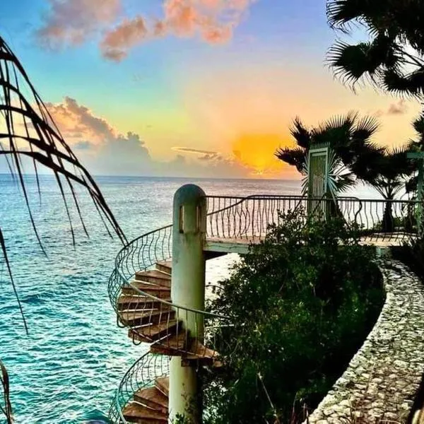 Tranquil Oceanside: Pools & Direct Beach Access: Cupecoy şehrinde bir otel