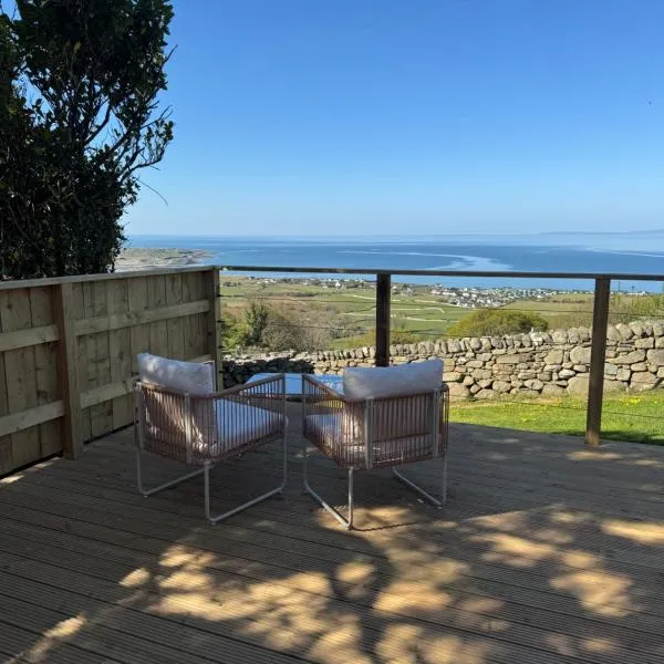coastal view shepherds hut with hot tub, hotel in Llanfair