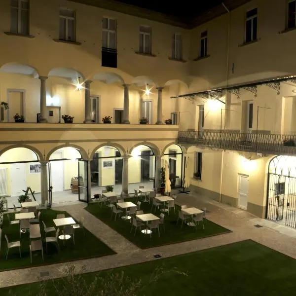 Amelié Lago d’Orta Hotel, hotel v mestu Omegna