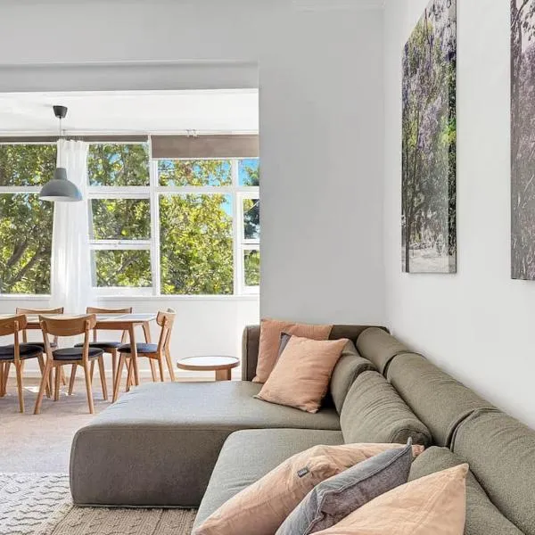 Serviced Luxury Condo, Parkside, moments to metro, hotel in Sydney