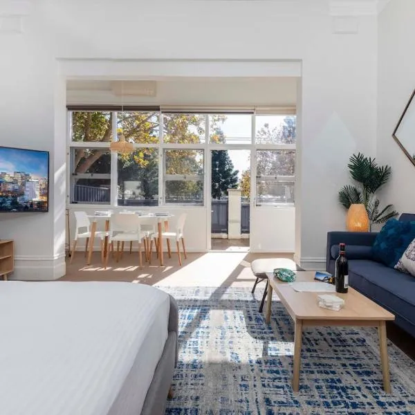Stunning Huge Studio, Sunny terrace with Parking, hotel in Sydney