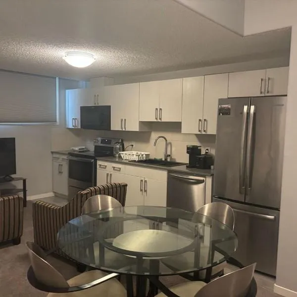 Spacious 2BR Suite - SW Edmonton, hotel in Edmonton