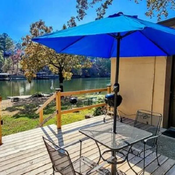 #03 - Fantastic Lakeside Studio Cottage- Pet Friendly, hotel in Hot Springs