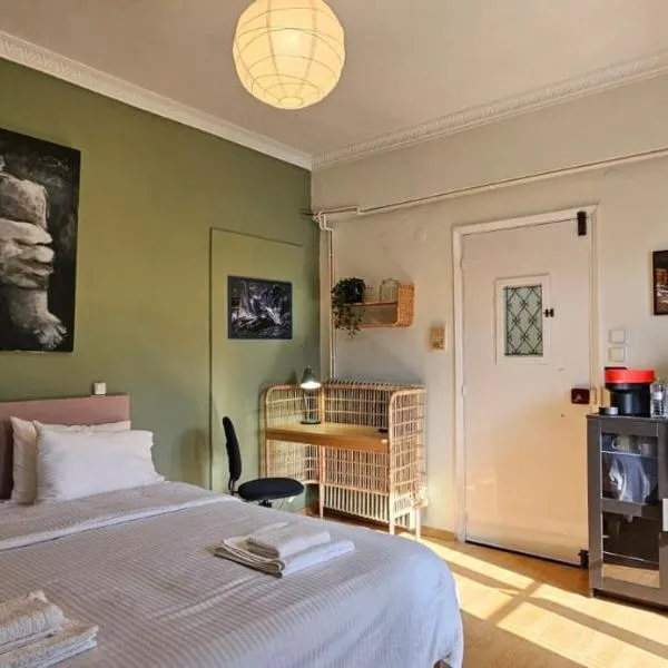 Cosy 1BR Apt with Balcony in Vibrant Exarcheia, hotel em Atenas