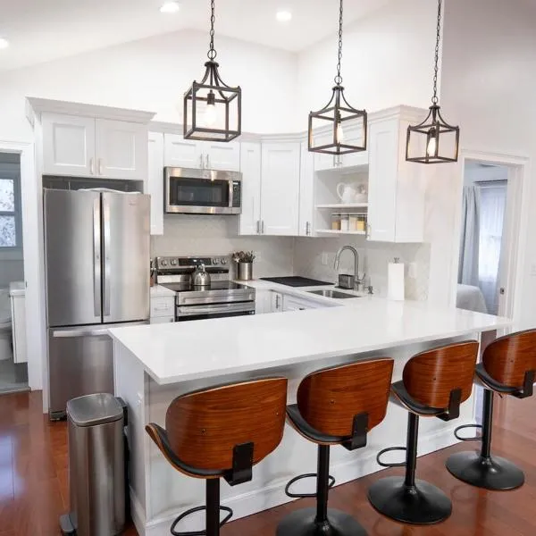 Modern Retreat Poconos 3BR Fire Pit Skiing, hotel in East Stroudsburg