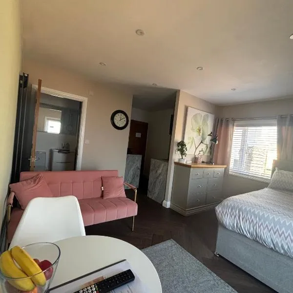 1 double bed studio with private access and parking, hotel in Plymouth