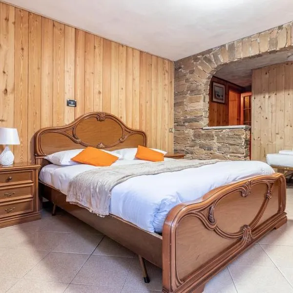 Casa Chechi tra Aprica e Ponte di Legno, хотел в Monno