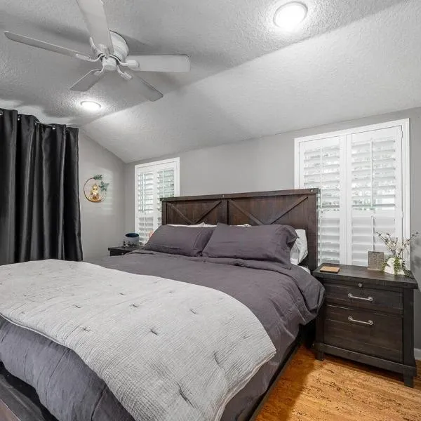 Charming 3BR Home Near DT with King Bed and Fire Pit, hotel in Orlando