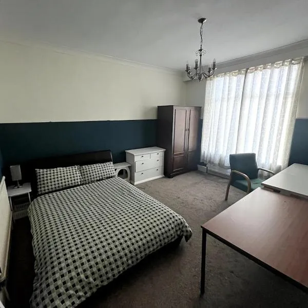 Double Room - Town & University nearby, 24h Bus, Airport-linked，位于曼彻斯特的酒店