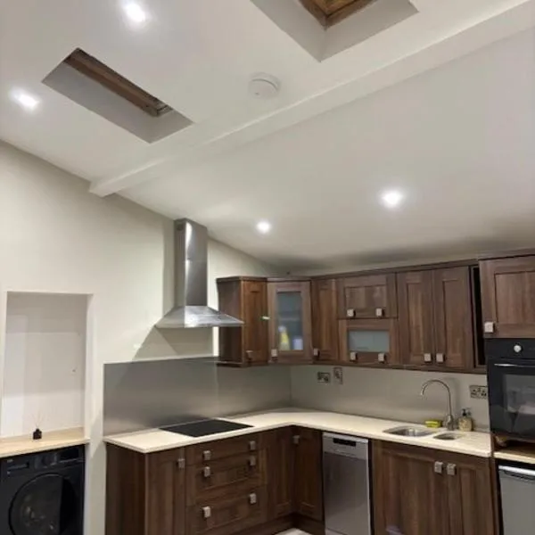 Modern secure townhouse，位于Oldcastle的酒店