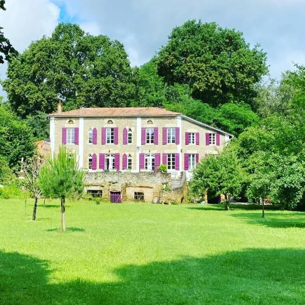 Les Volets Violets, Hotel in Salles