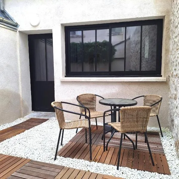 La Maisonnette Notre Dame - Terrasse privative - Hypercentre - 50m Bords de Loire - 4 personnes, hôtel à Orléans