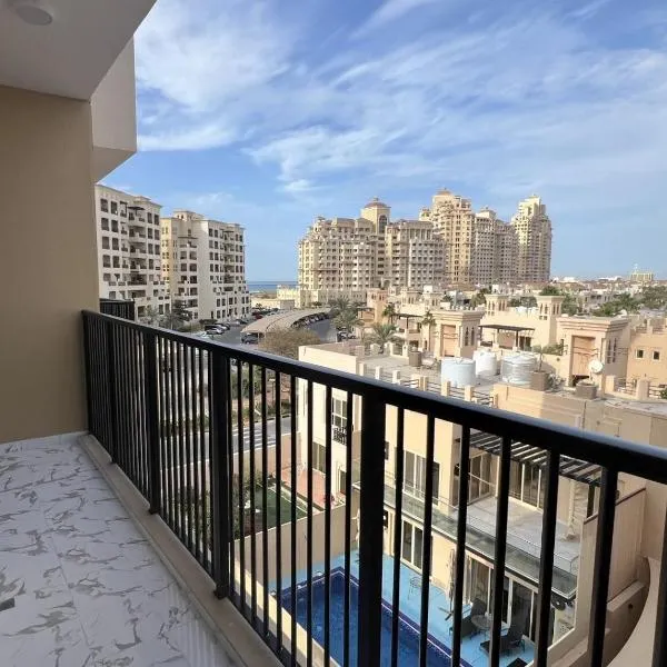 Elegant One-bedroom apartment in Marina Al Hamrah village, hotel in Ras al Khaimah
