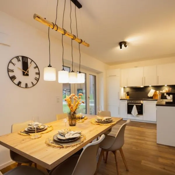 Hygge Homes, three bedrooms with parking, near river, hotel v destinaci Winsen