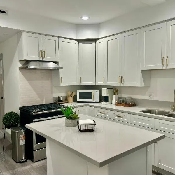 Newly Built Stylish Modern 2B In LA, hotel in North Sherman Way