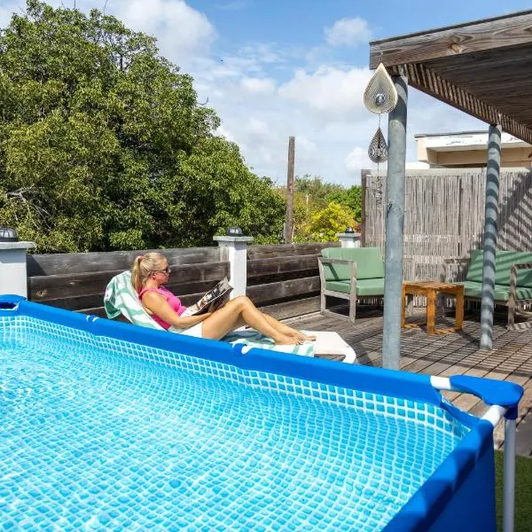 Luxe centraal gelegen appartment met privé zwembad, hotel in Willemstad