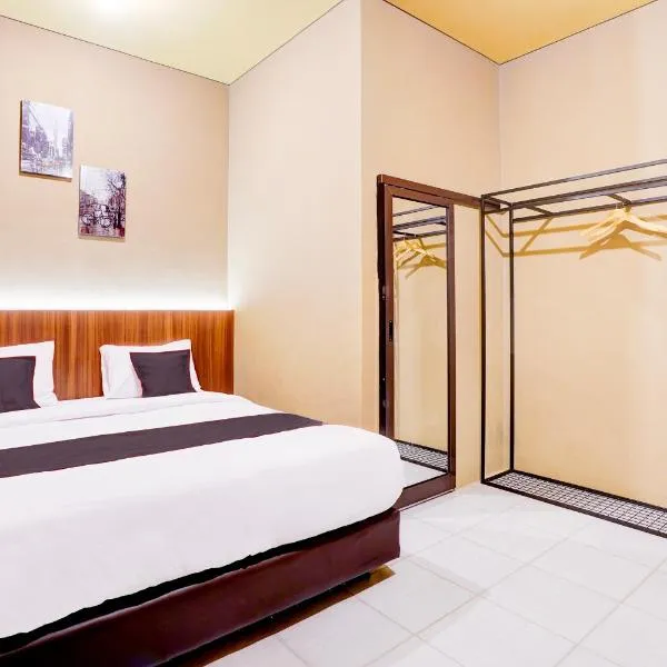 Collection O Padang City Center Near Transmart Padang Formerly De Orchids, hotel in Padang