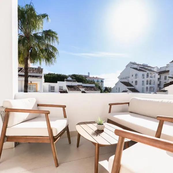 4BR Penthouse w Pool & Parking 500m from the Beach, hotel in Marbella