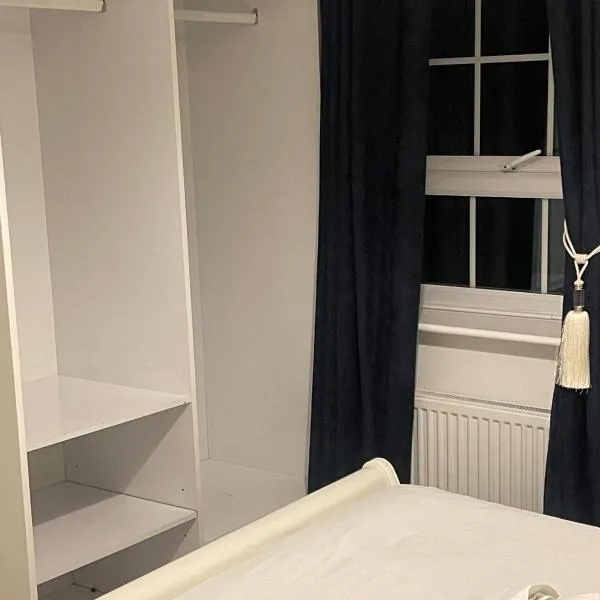Luxury Home -Private Rooms- 3 mins from Alexandra Hospital, Redditch, khách sạn ở Studley