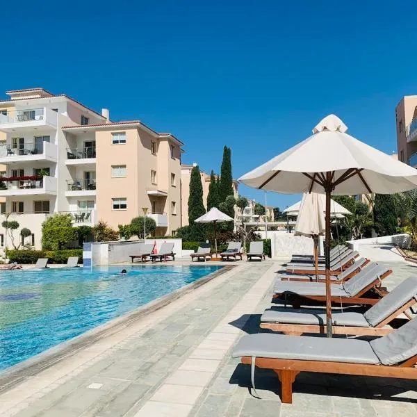 Spacious 2BR Elysia Park Apartment, Pool, Gym, Large Balcony, Center, hotel en Pafos