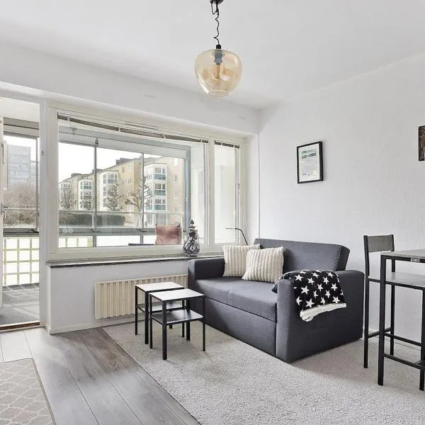 Modern and Cozy Apartment with Balcony, Free Netflix and Fast WiFi, hotel v destinaci Malmö