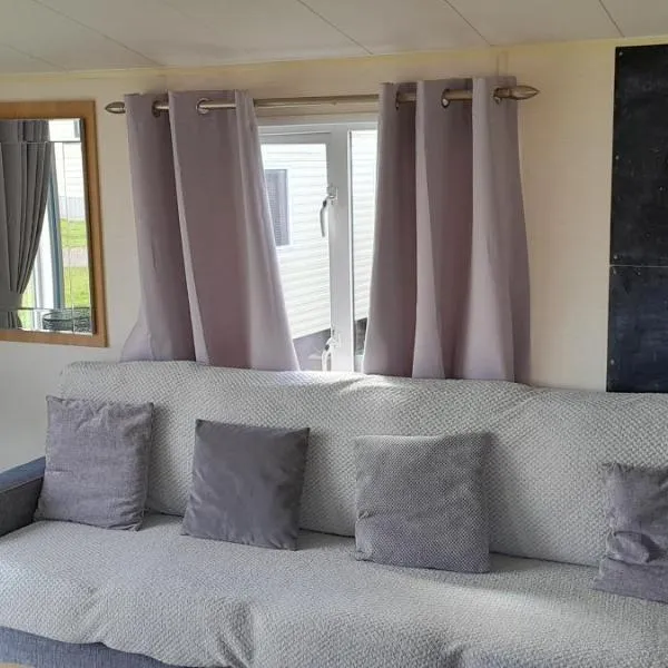 Arual Caravan Manor House Park. Allonby, Cumbria, hotel in Maryport