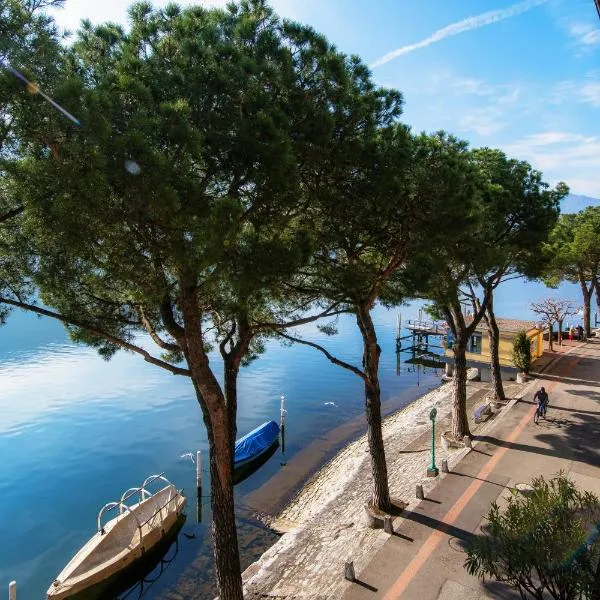 Gritti Palace Morcote - Stunning waterfront two-room flat offering breathtaking lake views - Papavero, hotel en Morcote