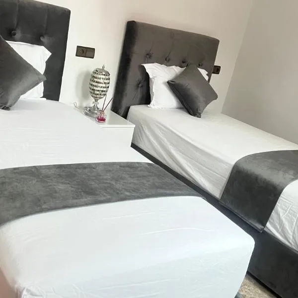 Magnifique maison famiiale moderne spacieuse de 150 m Avec de 3 chambres ,confortables et d un grand salon et terrasse, Idealement situee a 9 min du centre-ville elle se trouve à proximite de la route principale menant a l aeroport Berkane et Saidia, ξενοδοχείο σε Oujda