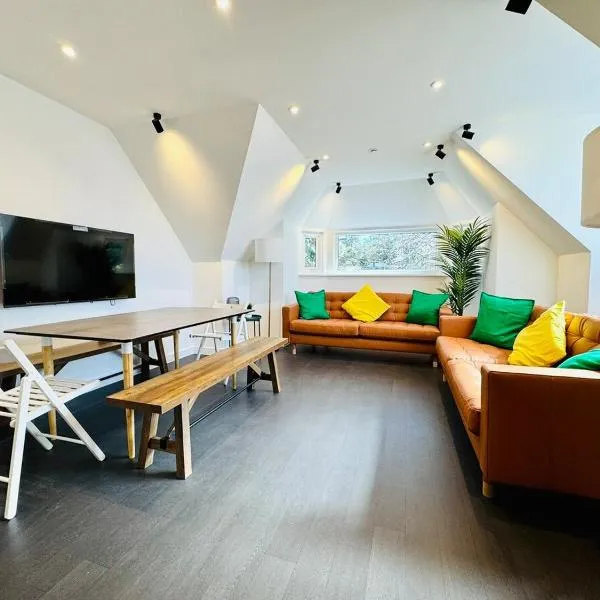 BIG Penthouse - 3-Bedroom - 2-Bathroom - Sleeps 8, hotel in Bournemouth