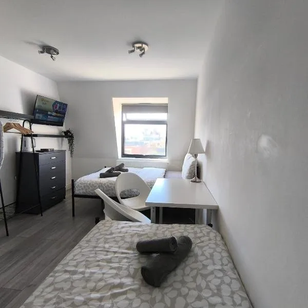 Tooting Broadway Family Suite, hotel in London