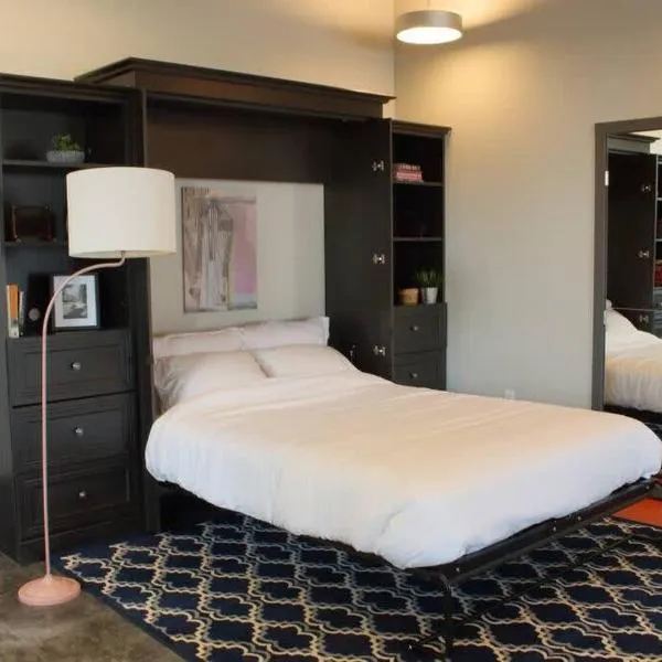 Industrial Chic Studio, Unit B, khách sạn ở Halifax