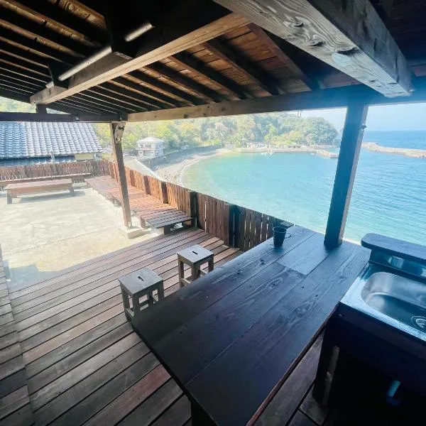 オーシャンフロントで夕日眺めながら海水浴とバーベキュー出来る1日1組の貸し切り絶景宿トリノウタ, hotel v destinaci Otsuki