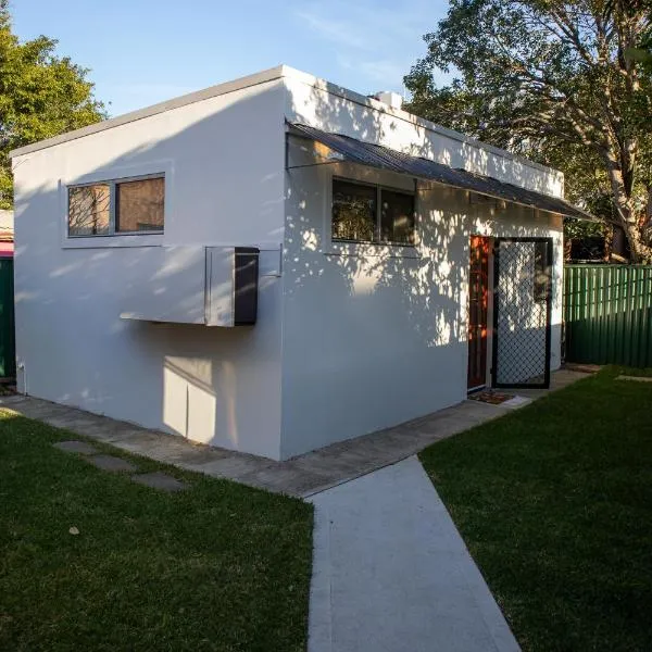 Relaxing Guest Home Near Airport, hotel in Sydney
