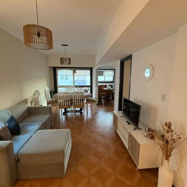 Hermoso Departamento con Balcón a 3 cuadras del Mar - La Perla, hotel in Mar del Plata