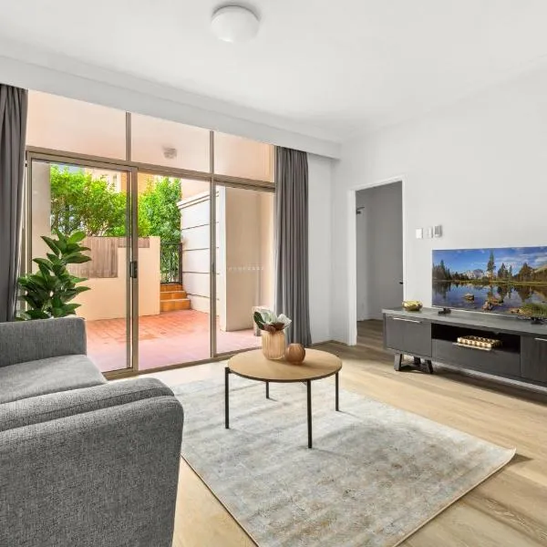 Bright Inner-West Stay with Pool Access, ξενοδοχείο στο Σίδνεϊ
