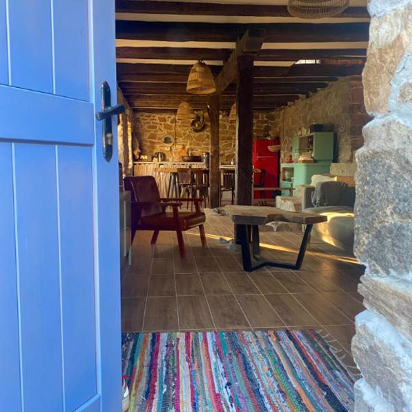Ta Petrina Cottage, Selishte