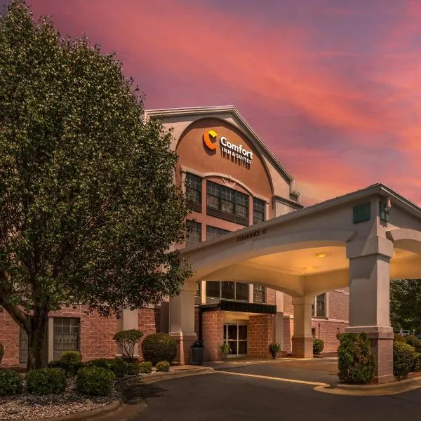 Comfort Inn & Suites Lake Norman, готель у місті Корнеліус