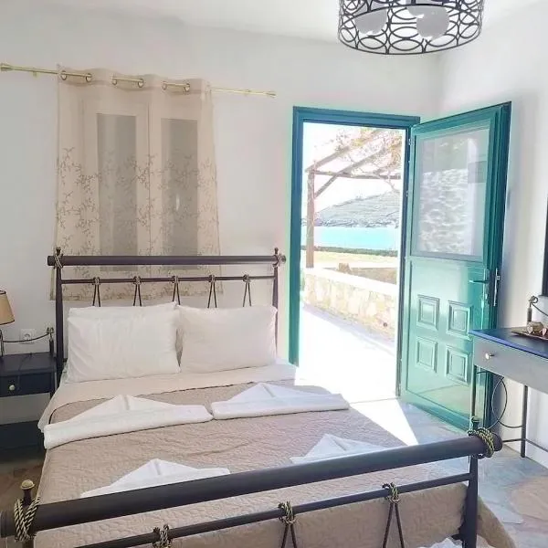 Simousi Studio 1 sea view on the beach, hotel di Kithnos