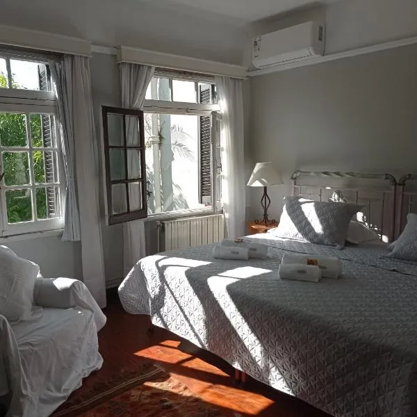 Boutique Heritage Villa in Pocitos - Pool, Breakfast & Workspace, hotel i Montevideo