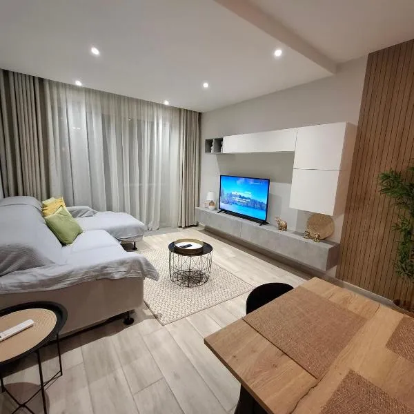 Modern 3BD Apartment with Spacious Balcony & Outside Furniture - Marsalforn Bay, hotel v destinaci Marsalforn