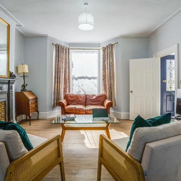 4BR Family Home, Garden, WiFi, 5mins to Elisabeth Line & 10min to Stratford, hotel v Londýně