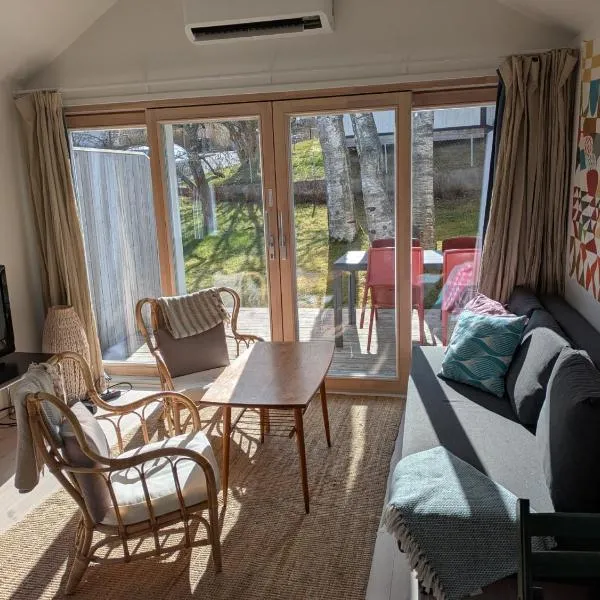 Sparkling newly built house close to city & nature, hotel in Stockholm