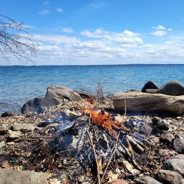 Unique waterfront house with private beach, hotel v destinaci Gananoque