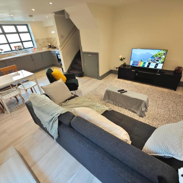 Bright 2 Bedroom Flat with Patio 10 min to Camden Market, London